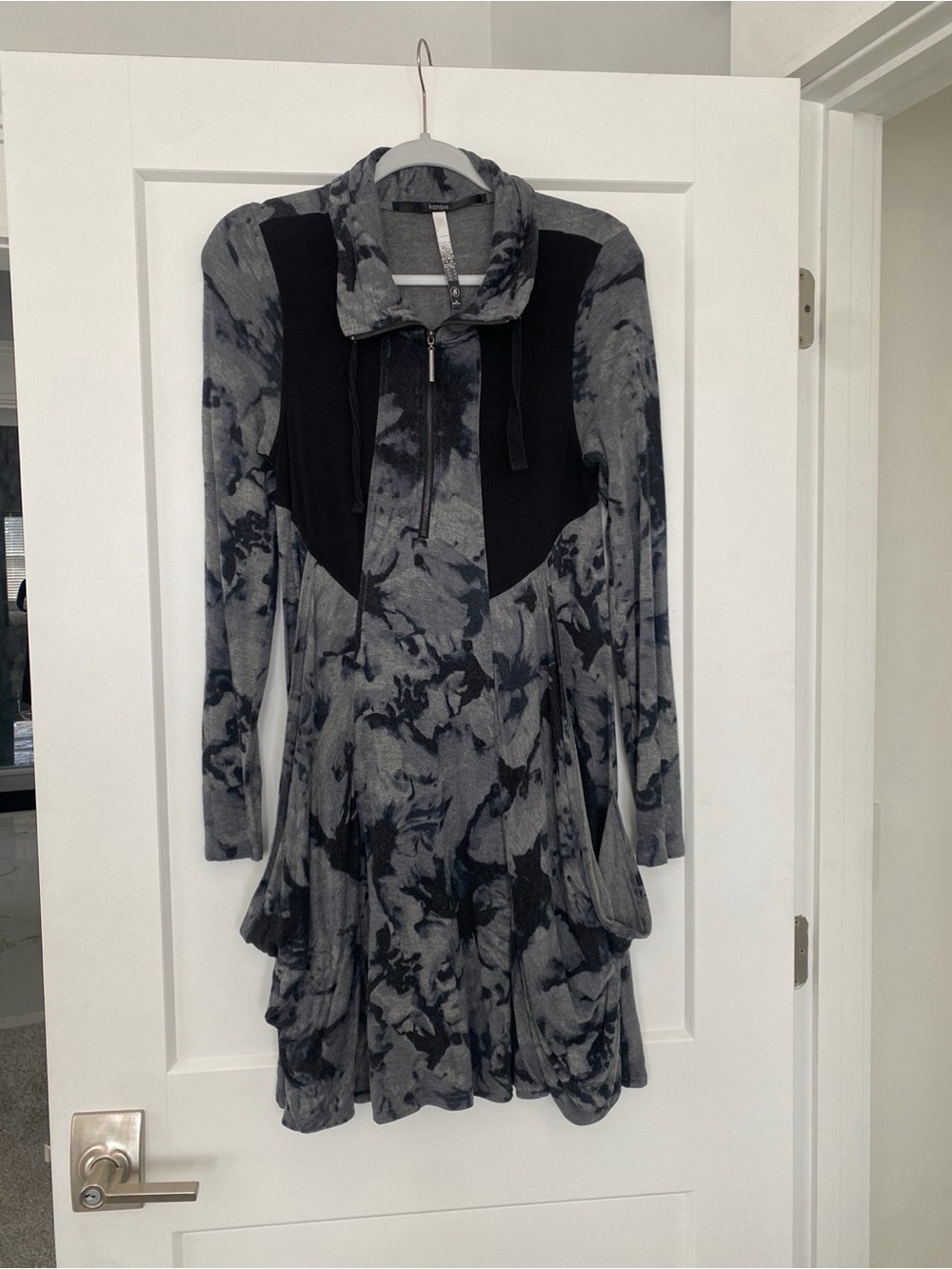 Kensie Tie-Dye Grey & Black Long-Sleeve Hoodie Dress with pockets!